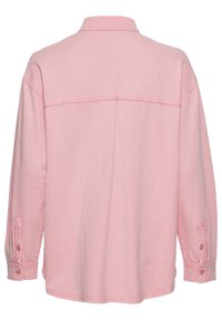 Roze langarmshirt met kraagontwerp, gemaakt van zachte stof, voorzien van knoopsluiting bij de manchetten en een rechte zoom met een schoudernaad over de achterkant.