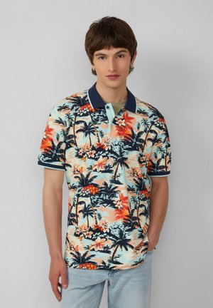 Polo à manches courtes avec un motif de fleurs tropicales multicolores et de palmiers. Base bleu clair avec un col et des accents bleu foncé.