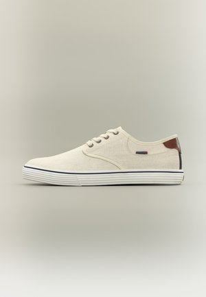 Madala säärega beež lõuendist toss, valge soonilise tallaga, paeltega ees, külje peal väike kangasetik, pruunist nahast kanna detail.