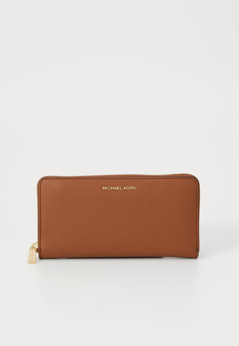 Billetera de cuero texturizado marrón con un logo dorado en la parte frontal, cierre de cremallera y un pequeño acento de hardware dorado.