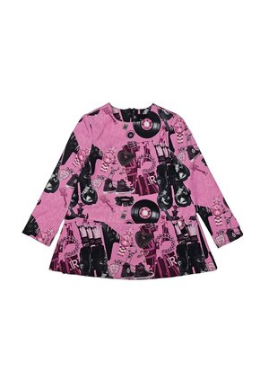 Abito a maniche lunghe di colore rosa, con un motivo grafico di icone nere, tra cui scarpe e accessori, con scollatura tonda e orlo svasato.