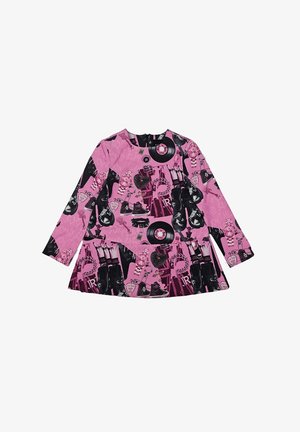 Abito a maniche lunghe di colore rosa, con un motivo grafico di icone nere, tra cui scarpe e accessori, con scollatura tonda e orlo svasato.