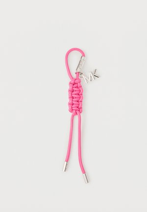 Różowy pleciony skórzany brelok do kluczy z metalowymi srebrnymi zakończeniami, srebrnym zapięciem i małym zawieszką z logo "MK".
