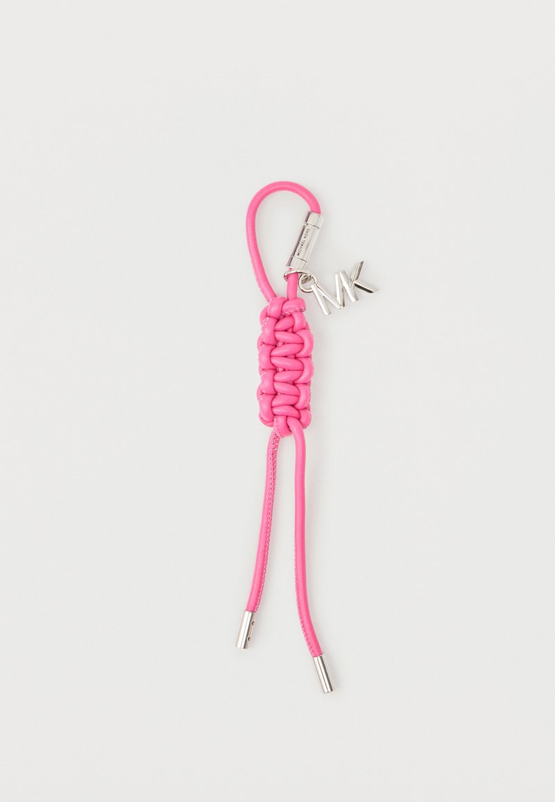 Ροζ δερμάτινο μπρελόκ πλεξούδα με ασημένια μεταλλικά άκρα, ασημένιο κούμπωμα και ένα μικρό κρεμαστό μοτίφ με λογότυπο "MK".