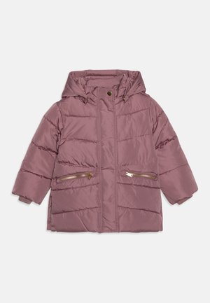 Veste d'hiver matelassée mauve pour enfant avec capuche, fermeture éclair devant, bouton-pression et deux poches avant zippées sur un fond uni.