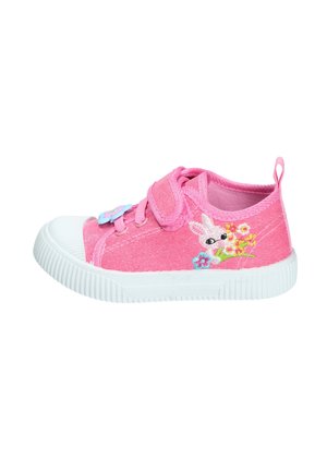 Różowy dziecięcy sneaker z białą gumową podeszwą, paskiem na rzep, sznurowadłami oraz wyszywanym króliczkiem trzymającym kwiaty z boku.