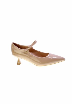 Scarpa in pelle verniciata rosa chiaro con punta affusolata, cinturino alla caviglia e un tacco a blocco geometricamente unico. Superficie liscia con dettagli minimi.