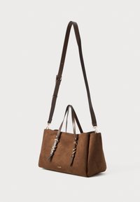 Braune Wildleder-Handtasche mit braunen Ledergriffen. Besitzt einen langen, verstellbaren Gurt und goldfarbene Hardware-Details. Einfaches, strukturiertes Design.