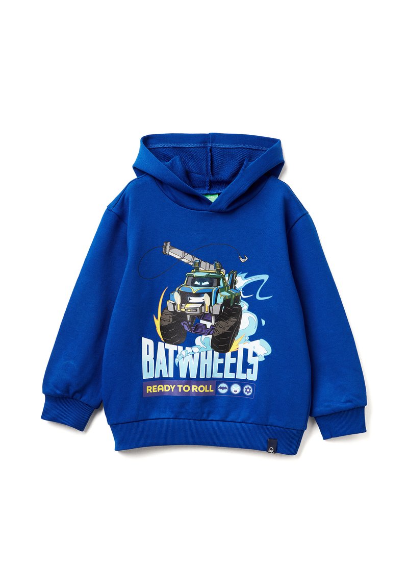 Modrá mikina s kapucí s grafikou vozidla s velkými koly, textem "BATWHEELS" a "READY TO ROLL," vyrobena z měkkého materiálu.