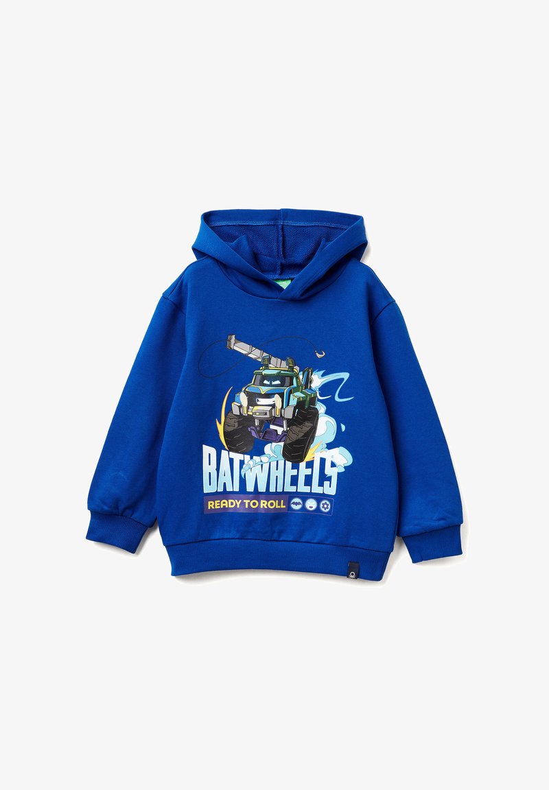 Modrá mikina s kapucí s grafikou vozidla s velkými koly, textem "BATWHEELS" a "READY TO ROLL," vyrobena z měkkého materiálu.