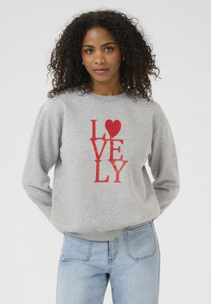 Šedá mikina s červeným potiskem se slovem "LÁSKA" uspořádaným svisle a symbolem srdce, vyrobená z měkké, strukturované tkaniny.