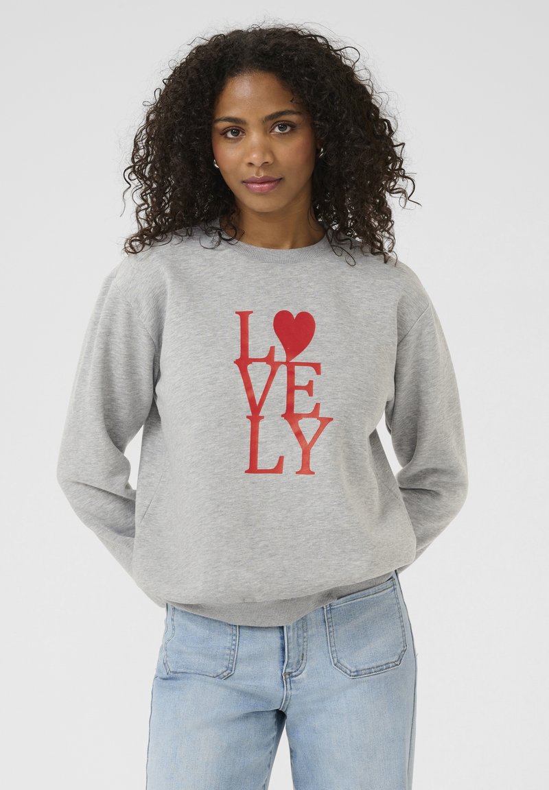 Grauer Pullover mit rotem Druck, auf dem das Wort "LIEBE" vertikal angeordnet ist, ergänzt durch ein Herz-Symbol, gefertigt aus weichem, strukturiertem Stoff.