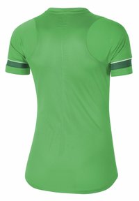Camiseta deportiva verde con cuello redondo, mangas cortas y tejido texturizado. Presenta franjas en contraste en las mangas.