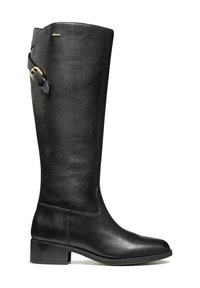 Bota de cuero negro hasta la rodilla con punta redondeada, tacón bloque y una correa decorativa con hebilla en la parte superior. Textura suave y diseño elegante.