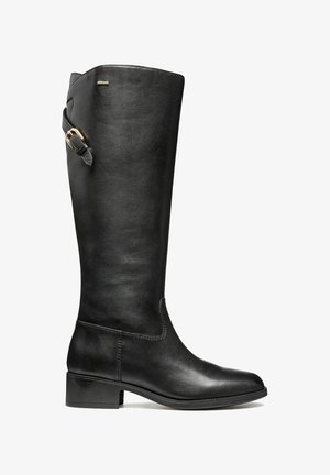Bota de cuero negro hasta la rodilla con punta redondeada, tacón bloque y una correa decorativa con hebilla en la parte superior. Textura suave y diseño elegante.