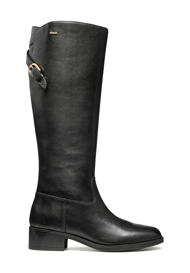 Bota de cuero negro hasta la rodilla con punta redondeada, tacón bloque y una correa decorativa con hebilla en la parte superior. Textura suave y diseño elegante.