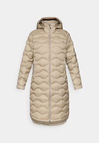 Beige pufferjack met een capuchon, met een doorgestikt patroon, lange mouwen en een ritssluiting aan de voorkant. Kenmerkt zich door een zachte, gladde textuur en een ronde zoom.