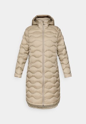 Cappotto puffer beige con cappuccio, motivo trapuntato, maniche lunghe e chiusura con zip. Presenta una texture morbida e liscia e orlo arrotondato.