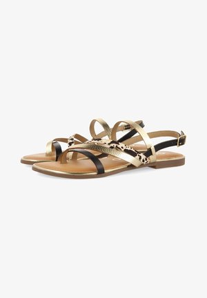 Goldene und schwarze Riemchensandalen mit flacher Sohle, die einen Leopardenmusterdetail, metallische Riemen und einen Schnallenknöchelriemen aufweisen.