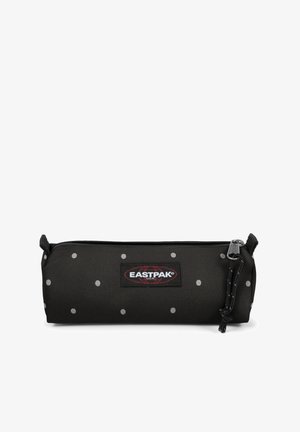 Zwarte etui met witte polka dots, gemaakt van duurzaam stof. Voorzien van een ritssluiting en een Eastpak logopatch aan de voorkant.