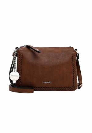 Sac en cuir marron porté croisé avec des accents tressés sur les bords, fermeture éclair, bandoulière détachable et une étiquette circulaire affichant le nom de la marque.