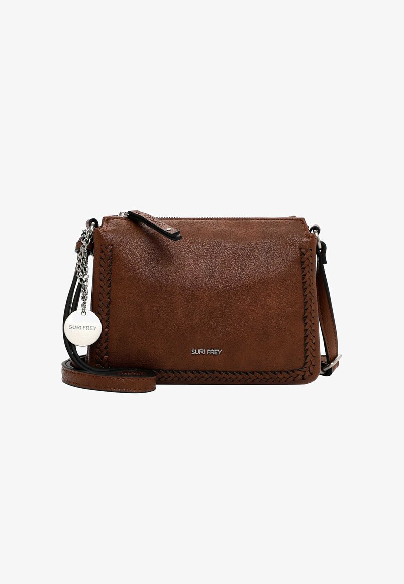 Sac en cuir marron porté croisé avec des accents tressés sur les bords, fermeture éclair, bandoulière détachable et une étiquette circulaire affichant le nom de la marque.
