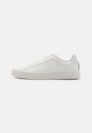Niskoprofilowy biały skórzany sneaker z sznurowaniem z przodu, subtelnym logo „BOSS” po boku i na podeszwie oraz teksturowaną gumową podeszwą zewnętrzną.