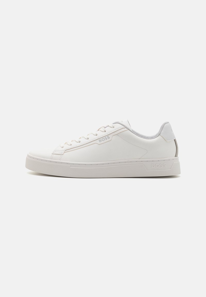 Baskets basses en cuir blanc avec lacets sur le devant, logo "BOSS" discret sur le côté et sur la semelle, et semelle extérieure en caoutchouc texturé.