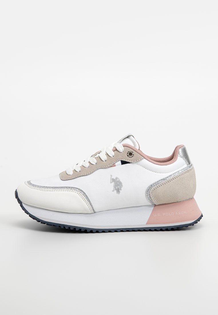 Sneaker bianco con una punta in suede grigio testurizzato, dettagli argentati, occhielli beige e un tallone rosa. Presenta una suola in gomma nera e un dettaglio del logo.