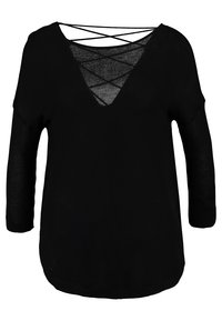 Schwarzer, lockerer Pullover mit einem tiefen V-Ausschnitt und einem überkreuzten Rückendesign. Mit Dreiviertelärmeln und einem weichen, strukturierten Strickstoff.