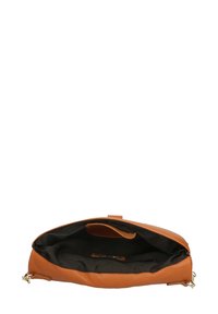 Borsa in pelle marrone con una superficie liscia, forma leggermente curvata e chiusura con cerniera. L'interno è foderato in tessuto nero.