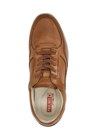 Zapatilla de cuero marrón con diseño perforado, puntera redonda y cordones marrones. Cuenta con un interior acolchado y una suela de goma para mayor comodidad.