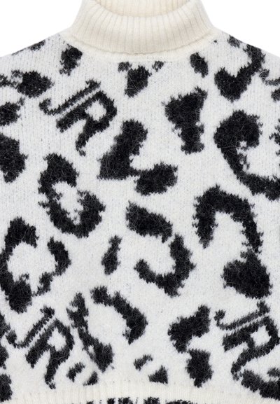 Maglione lavorato a maglia con base bianca e motivo a stampa leopardata nera. Collo alto; texture morbida con aspetto peloso uniforme.