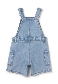 Lichtblauwe denim overall met verstelbare banden, twee voorzakken en uitgerafelde randen. Kenmerkt zich door contrasterende stiksels overal.