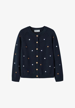 Cardigan in maglia blu navy con motivi a forma di cuore in bianco, rosa e marrone. Presenta una scollatura rotonda e bottoni in legno sulla parte anteriore.
