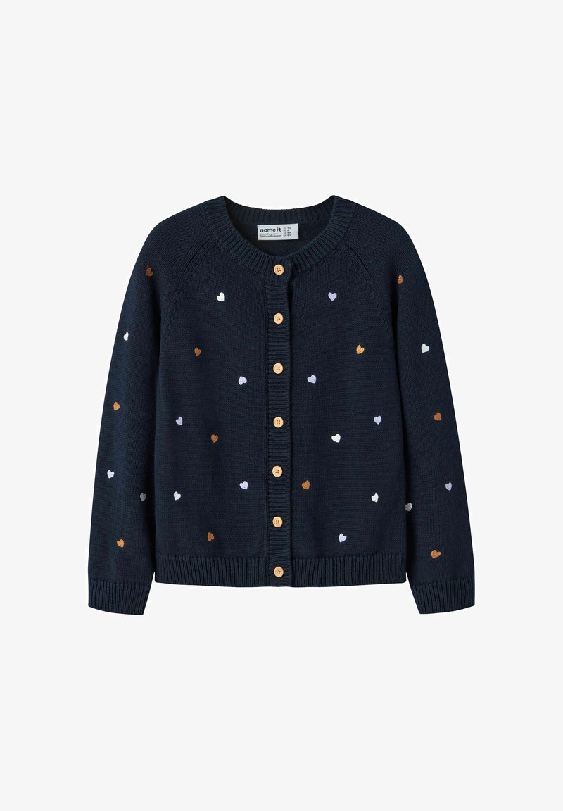 Cárdigan de punto azul marino con patrones en forma de corazón en blanco, rosa y marrón. Cuenta con cuello redondo y botones de madera en la parte delantera.