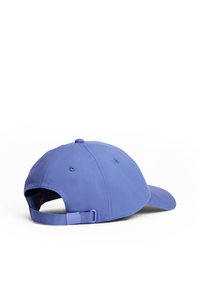 Gorra de béisbol morada con una tela suave, visera curva, cierre ajustable a presión y ojales de ventilación a los lados.