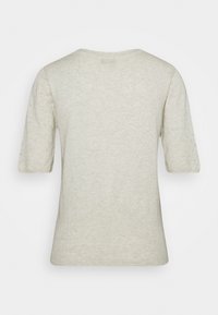 T-shirt gris clair à manches courtes en matière douce. Présente un col rond et de petits motifs découpés près des manches. Texture lisse.