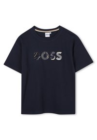 Marineblauwe T-shirt van katoen met een ronde hals. Kenmerkt zich door een gestileerd 'BOSS' logo in verschillende patronen en kleuren. Korte mouwen, klassieke pasvorm.