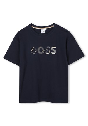 T-shirt bleu marine en coton avec un col rond. Présente un logo 'BOSS' texturé dans des motifs et des couleurs variés. Manches courtes, coupe classique.