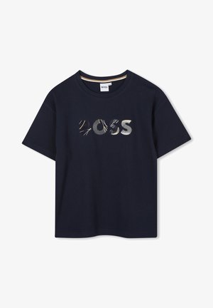 Marineblauwe T-shirt van katoen met een ronde hals. Kenmerkt zich door een gestileerd 'BOSS' logo in verschillende patronen en kleuren. Korte mouwen, klassieke pasvorm.