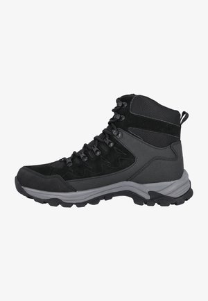 Czarne półwysokie buty trekkingowe z zamszowej i materiałowej cholewki, gumowej podeszwy i metalowych oczek na sznurówki. Charakteryzują się wzmocnionym piętkiem i teksturowanym wykończeniem.