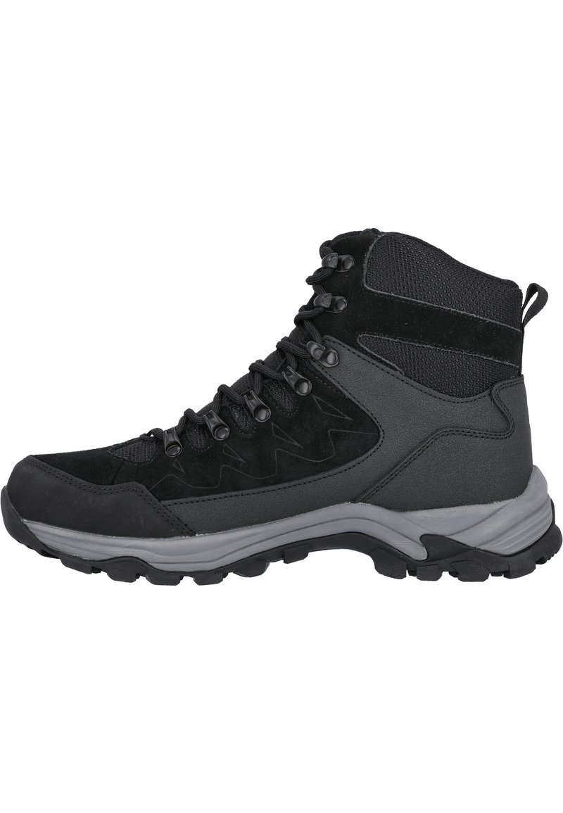 Stivali da trekking neri a metà altezza con parte superiore in suede e tessuto, suola in gomma e fori metallici per i lacci. Presenta un tallone rinforzato e una finitura texturizzata.