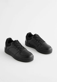 Baskets noires à lacets en cuir synthétique, avec une finition lisse, un col rembourré et une semelle extérieure en caoutchouc texturé pour une meilleure adhérence.
