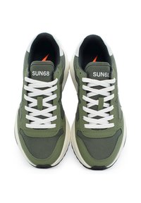 Sneakers in tessuto verde con lacci e dettagli bianchi, dotate di una suola spessa e logo "SUN68" sulla linguetta. Pannelli testurizzati aggiungono dettagli.