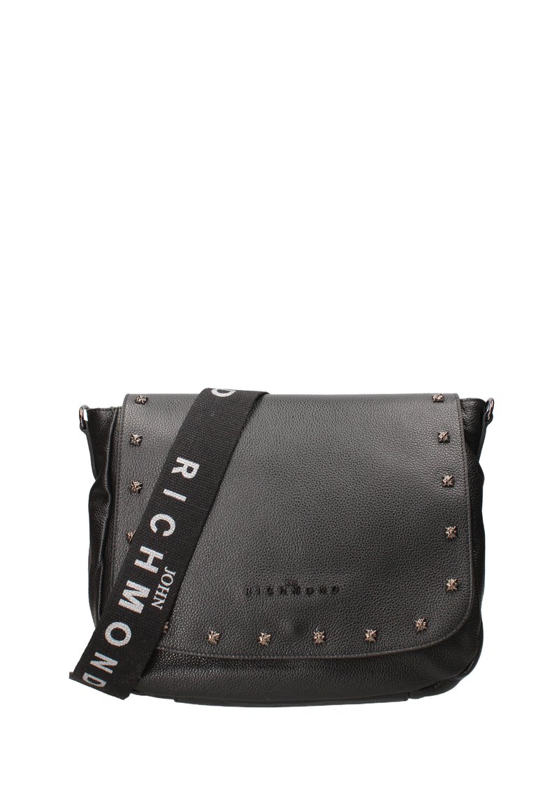 Borsa a spalla nera in pelle con superficie testurizzata, dettagli borchiati e tracolla intrecciata con il testo "JOHN RICHMOND."