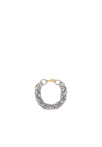 Pulsera de cadena de plata con eslabones interconectados, con un cierre de oro. Destaca una superficie texturada y un diseño intrincado.