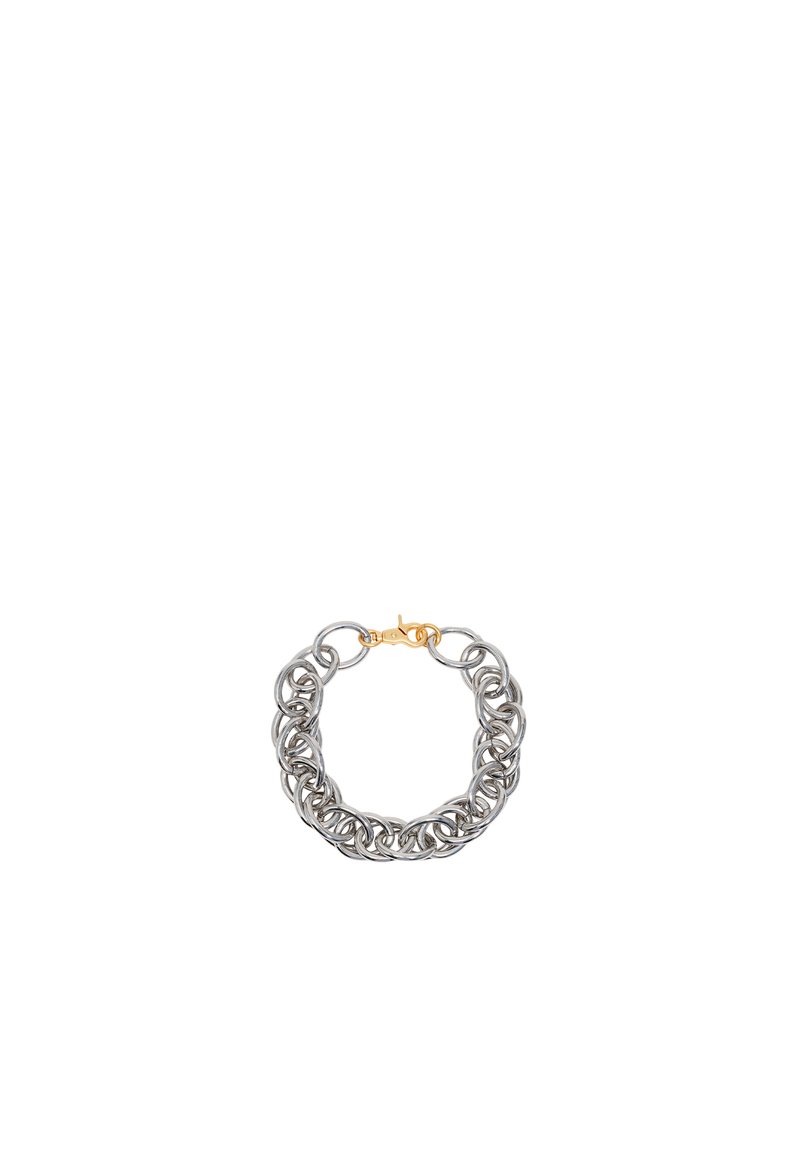 Pulsera de cadena de plata con eslabones interconectados, con un cierre de oro. Destaca una superficie texturada y un diseño intrincado.