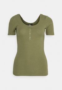 Olivově zelený žebrovaný top s krátkým rukávem a kulatým výstřihem, doplněný o tříknoflíkovou légu. Měkký materiál z bavlněného směsi s přiléhavým střihem.