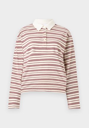 Polo à manches longues en crème avec de fines rayures bordeaux, présentant un col classique et une patte de boutonnage à trois boutons, fabriqué en tissu doux.
